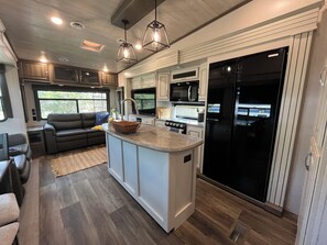 Luxury Mobile Home, 1 Queen Bed with Sofa bed | Private kitchen | Coffee/tea maker, cleaning supplies, paper towels