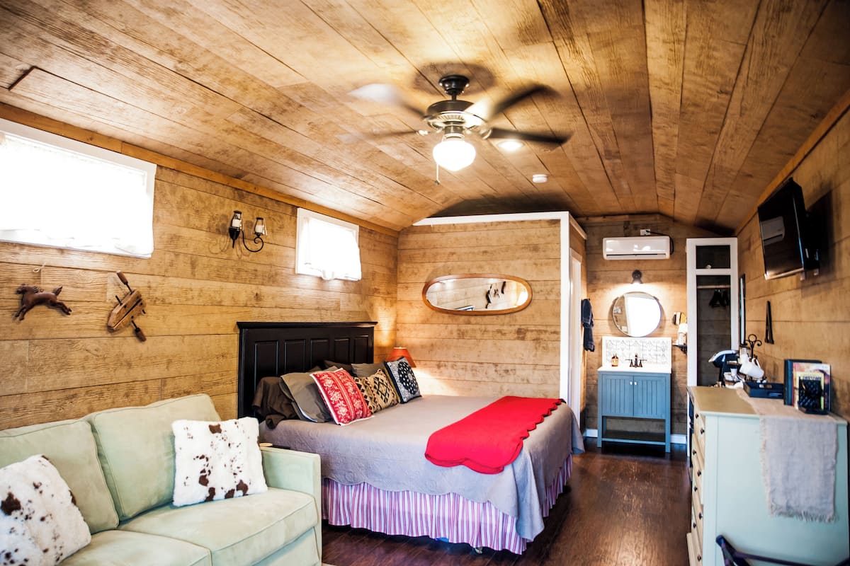 Live Oak Lodge | 1 bedroom, iron/ironing board, free WiFi, bed sheets