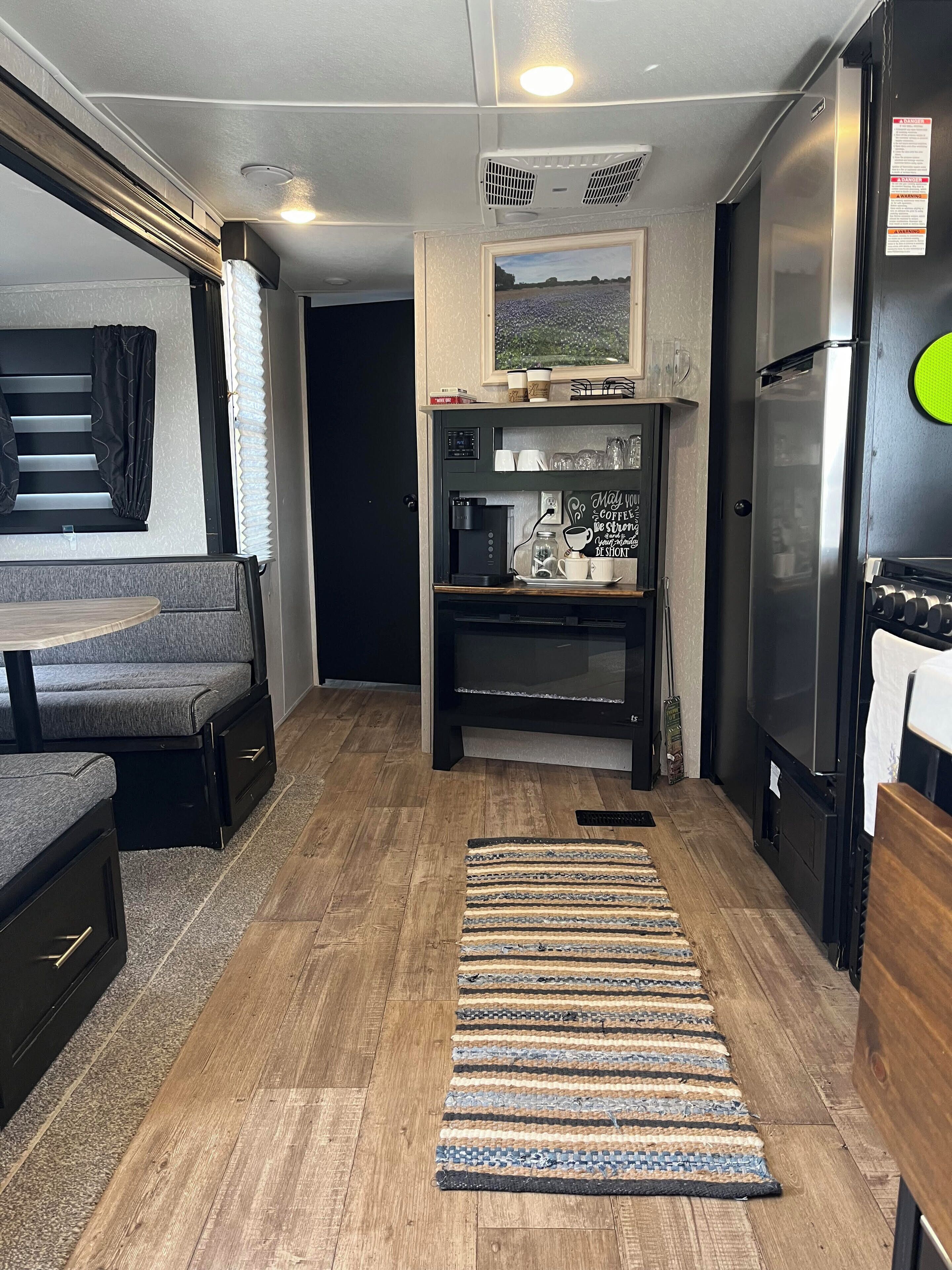 deluxe mobile home | living area | books