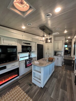 Luxury Mobile Home, 1 Queen Bed with Sofa bed | Private kitchen | Coffee/tea maker, cleaning supplies, paper towels