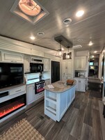 Cafetera/tetera, artículos de limpieza, servilletas de papel