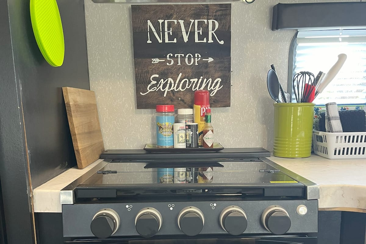 Deluxe Mobile Home | Private kitchen | Coffee/tea maker, cleaning supplies, paper towels