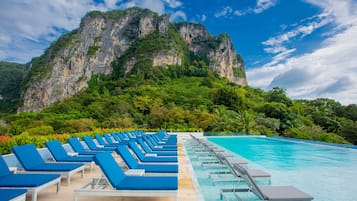 2 piscines extérieures, chaises longues