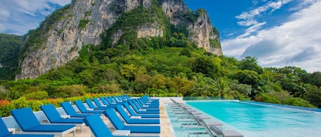 2 piscines extérieures, chaises longues