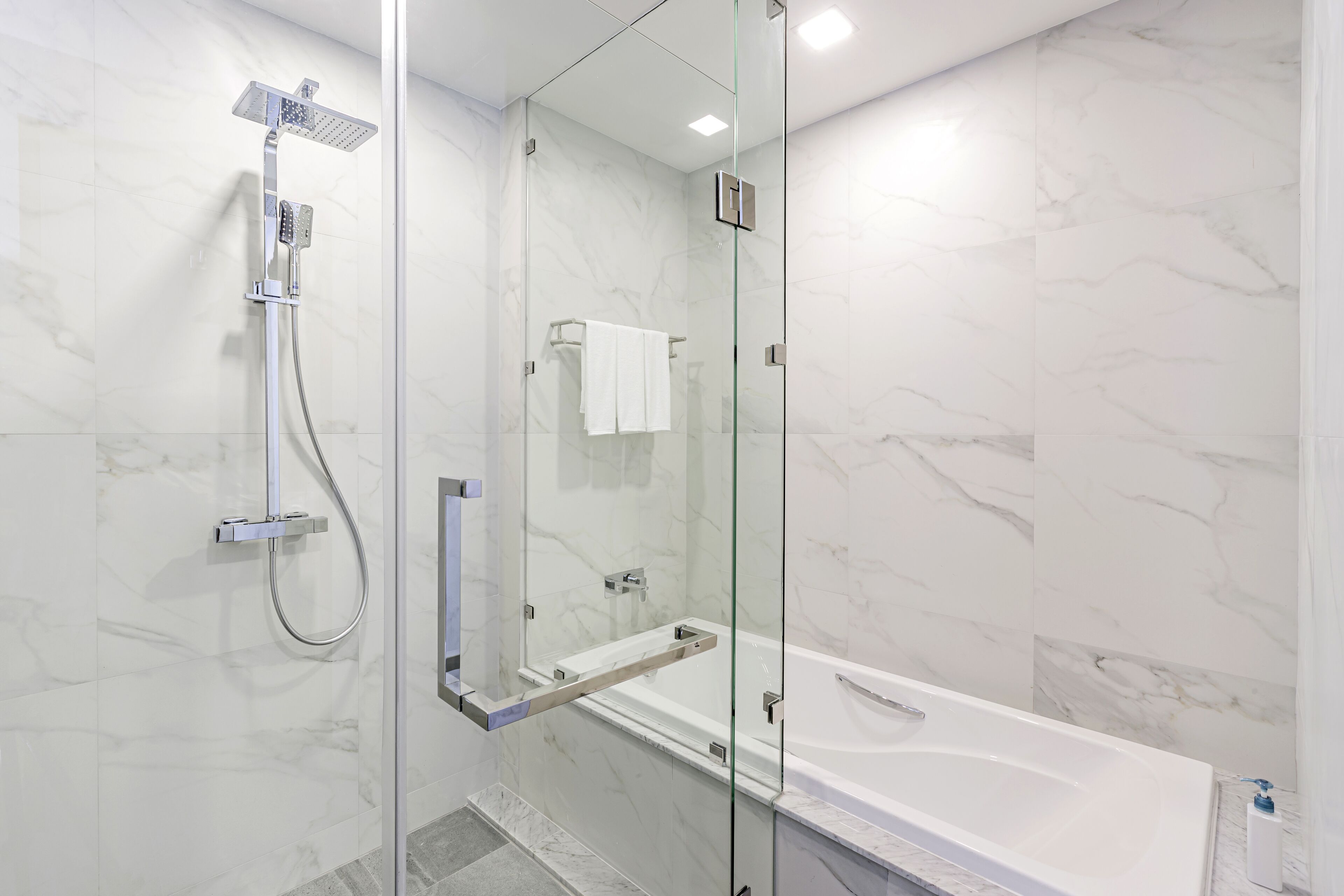 Deluxe Triple Room | Bathroom | Separate tub and shower, eco-friendly toiletries, hair dryer, bathrobes