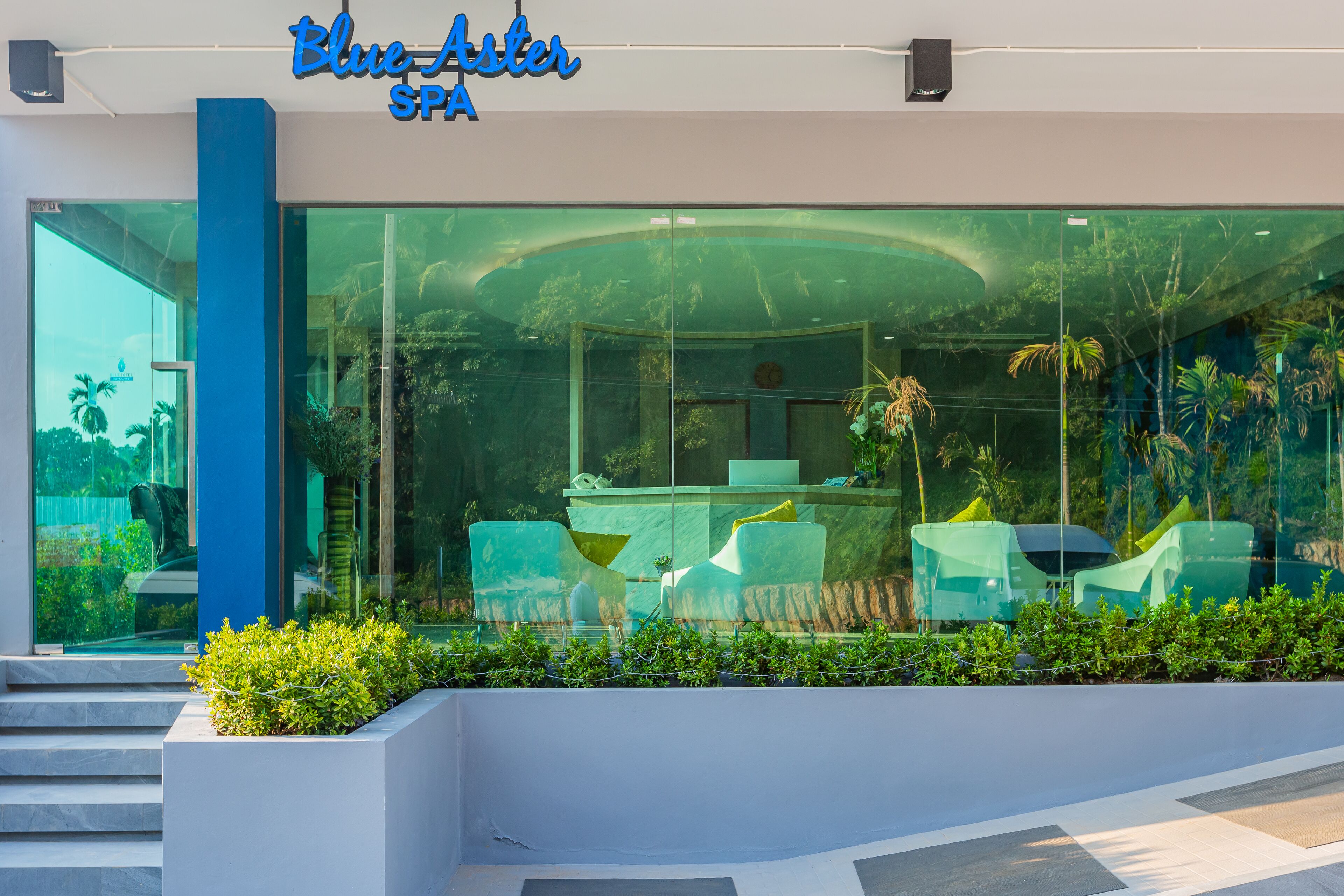 Couples treatment rooms, hot tub, body treatments, aromatherapy