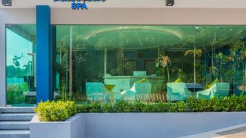 Couples treatment rooms, hot tub, body treatments, aromatherapy