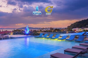 3 bars/lounges, 2 poolbars, een swim-up bar