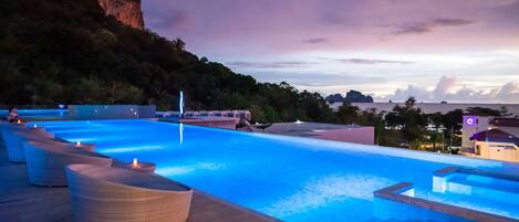 2 piscines extérieures, chaises longues