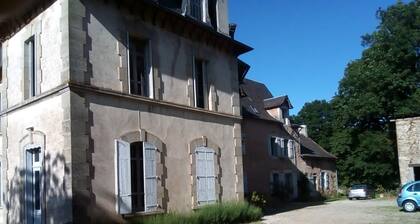 Maison en bout d' une grande demeure