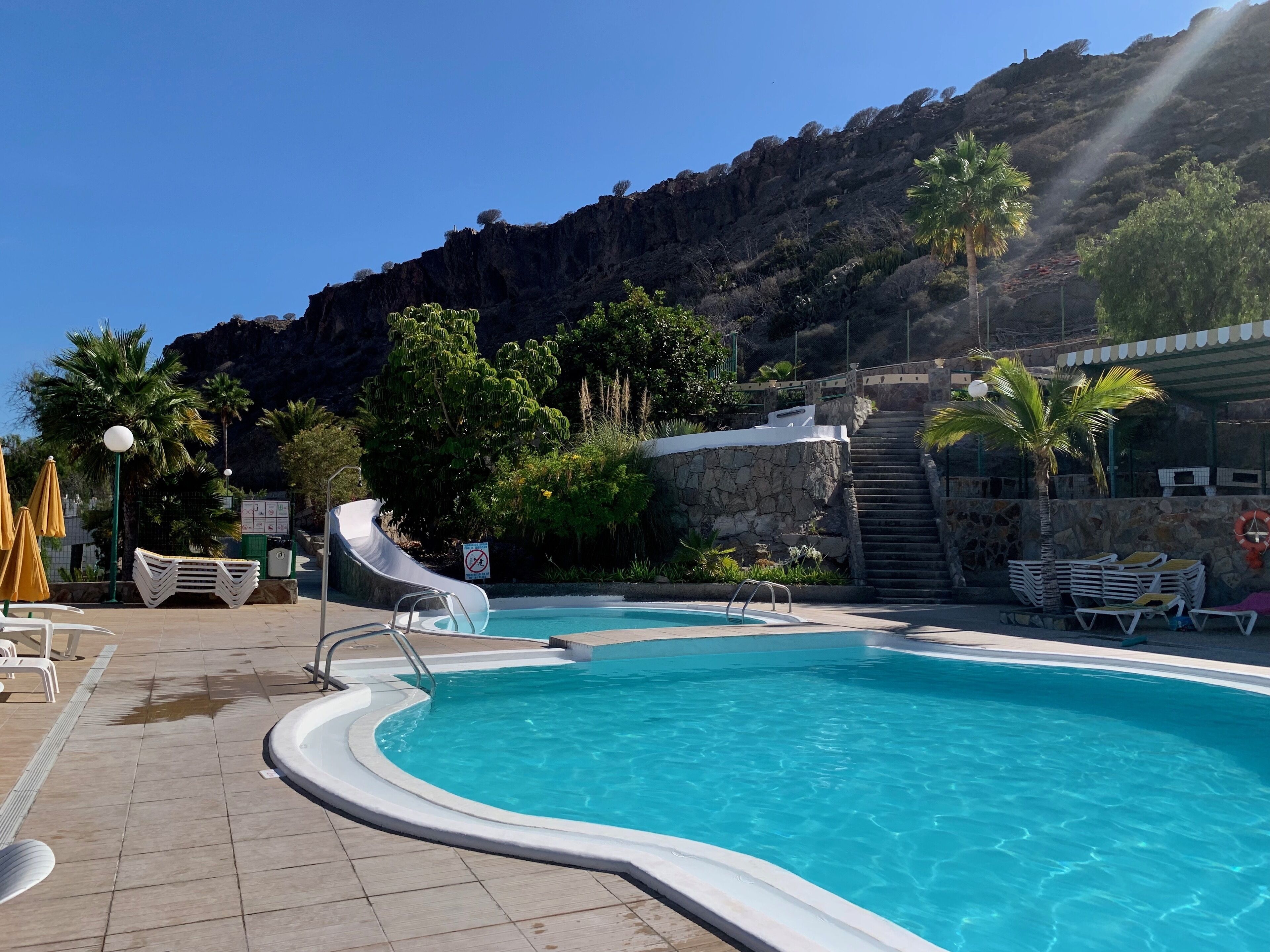 Una piscina al aire libre, una piscina climatizada