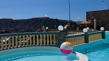 Een buitenzwembad en een verwarmd zwembad