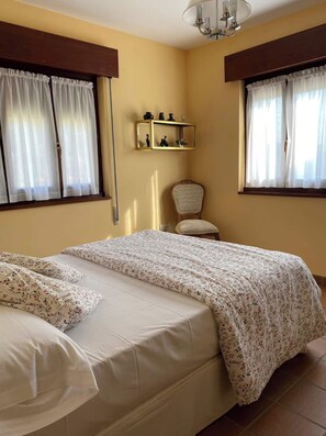 1 chambre, bureau, fer et planche à repasser, lit parapluie