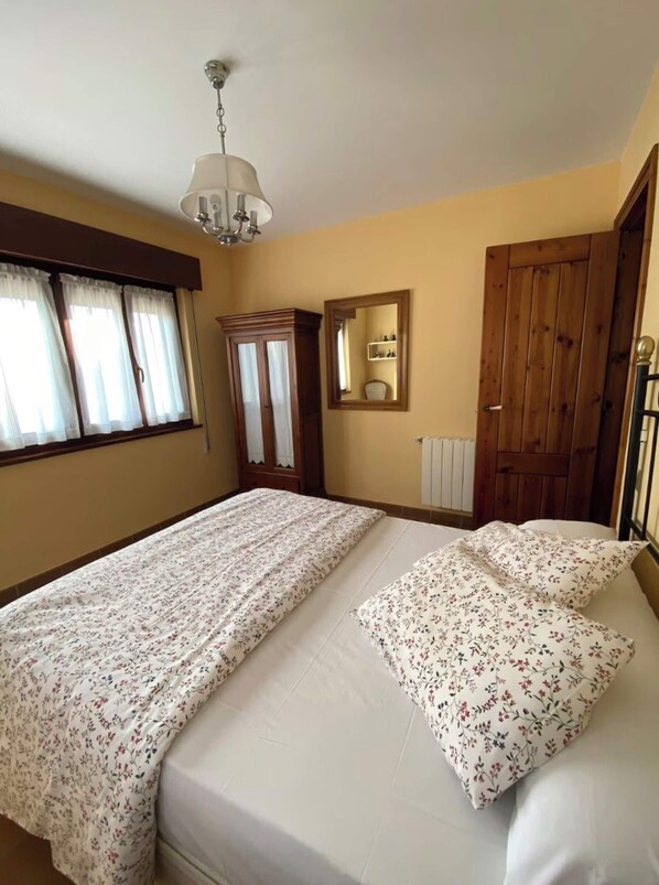 1 makuuhuone, työpöytä, silitysrauta/-lauta, vauvan matkasänky