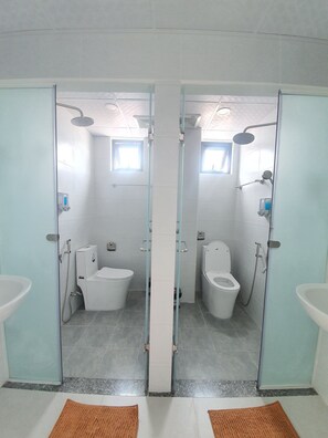 Bed in 8-Bed Mixed Dormitory | Bathroom - Hello Dalat Hostel (Da Lat)