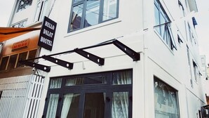 A multi-story hostel with a sign reading "HELLO DALAT HOSTEL". - Hello Dalat Hostel (Xuan Huong - Da Lat)