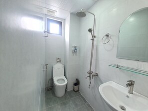 Phòng đôi Deluxe | Phòng tắm | Buồng tắm vòi sen, khăn tắm, xà phòng, dầu gội