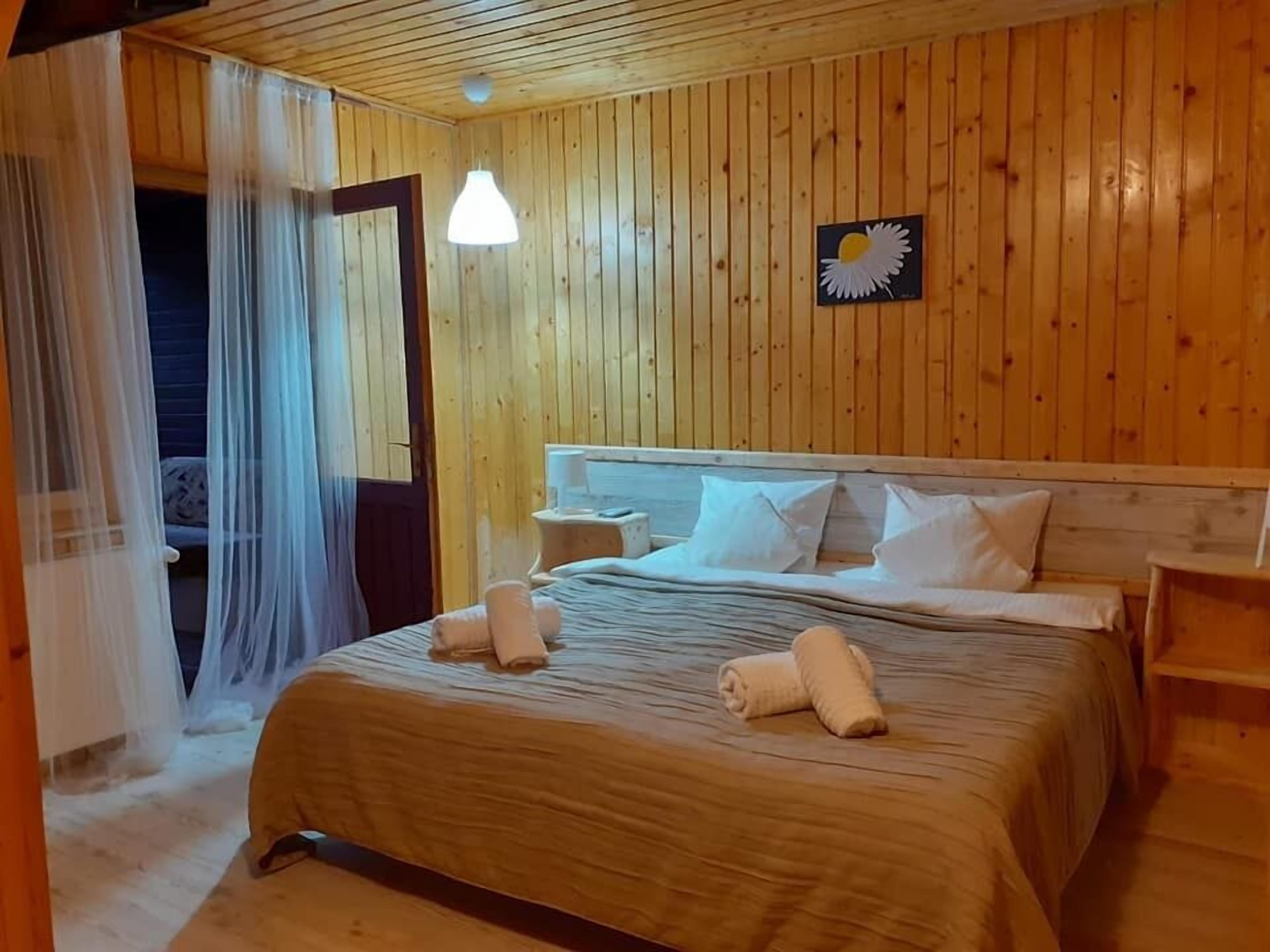 Phòng 3 tiện nghi đơn giản, ban công, quang cảnh núi | Trang trí khác biệt, trang bị nội thất với thiết kế riêng biệt, bàn 