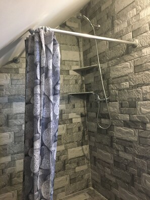 Comfort Triple Room, Balcony, Mountain View | Bathroom | Free toiletries, hair dryer, slippers, towels - Pensiunea Poiana Cristian (Brasov)