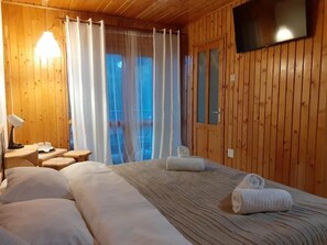 Quarto triplo conforto, sacada, vista para a montanha | Individualmente decorados, individualmente mobiliados, escrivaninha