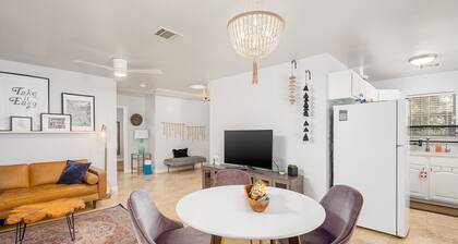 Relax at the Chiquita Casita: Hot Tub, Modern Decor, Covered Patio & BBQ