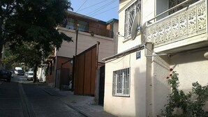 Una stretta strada acciottolata fiancheggiata da edifici.