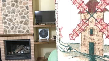 TV, fireplace