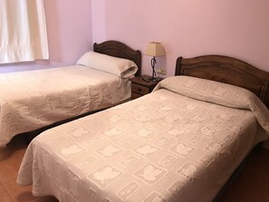 2 habitaciones, tabla de planchar con plancha y ropa de cama 