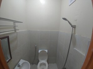 Camera familiare, letti multipli (Deluxe) | Bagno | Doccia, set di cortesia gratuito, asciugamani, sapone