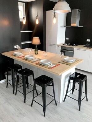 Fridge, oven, stovetop, dishwasher