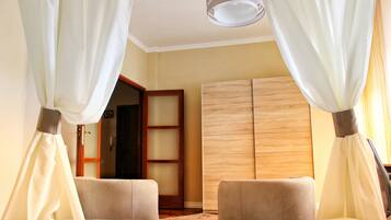 4 chambres, bureau, chambres insonorisées, fer et planche à repasser