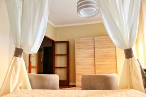 4 bedrooms, desk, soundproofing, iron/ironing board