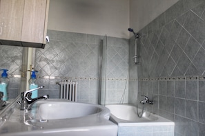 Combined shower/bathtub, hair dryer, bidet, towels
