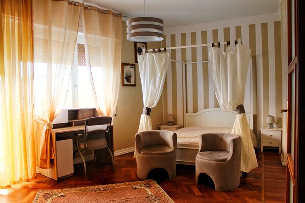 4 bedrooms, desk, soundproofing, iron/ironing board