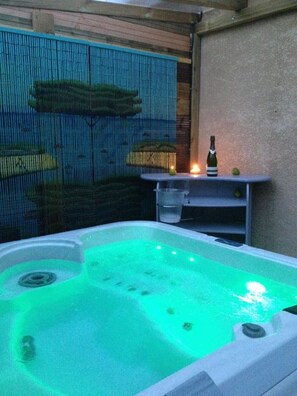 Indoor spa tub