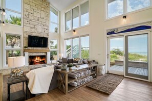 Smart-TV, peis og bøker