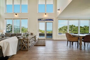 Smart TV, chimenea y libros