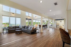 Smart-TV, peis og bøker