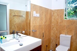 Habitación doble Deluxe | Baño | Regadera, amenidades de baño gratuitas, toallas, jabón 