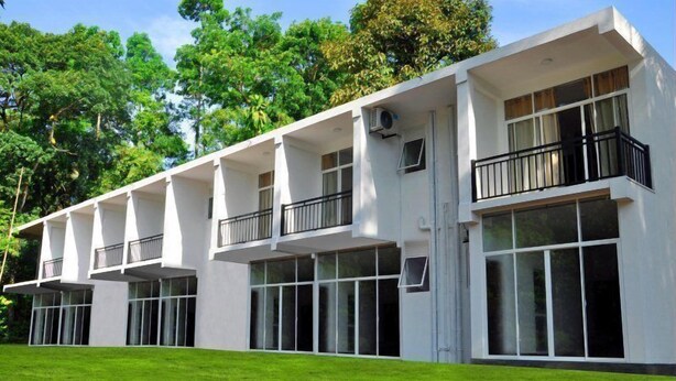 Un edificio moderno con varios balcones y ventanas amplias.