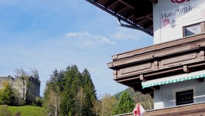 Un hôtel avec une façade en bois et une enseigne indiquant qu’il s’agit d’un bar et d’un restaurant.