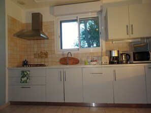 Fridge, microwave, dishwasher, coffee/tea maker