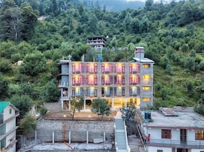 Front of property - Himalayan Apple Zone Hotel (Manali)