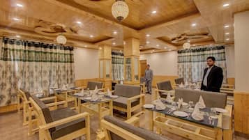 供應早餐、午餐、晚餐;印度菜