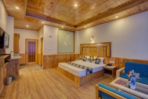 Individually decorated, bed sheets - Himalayan Apple Zone Hotel (Manali)