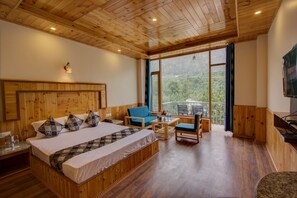 Individually decorated, bed sheets - Himalayan Apple Zone Hotel (Manali)