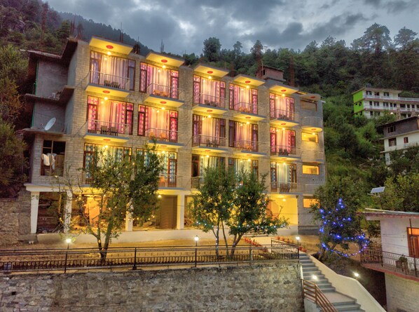 Front of property - Himalayan Apple Zone Hotel (Manali)
