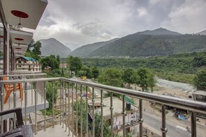 Front of property - Himalayan Apple Zone Hotel (Manali)