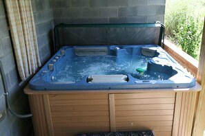 Outdoor spa tub - Wonderful BEAR-LY CONNECTED CABIN in the woods, West Virginia! (Purgitsville)