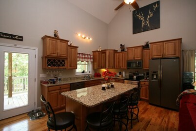 Wonderful BEAR-LY CONNECTED CABIN in the woods, West Virginia!